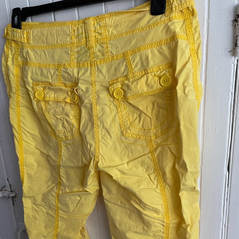 NEW YORK & COMPANY Soft Banana Yellow Gorgeous VINTAGE Capris. NY & Co - Picture 9 of 12